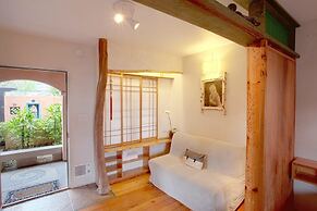Les Artistes Inn
