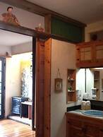 Les Artistes Inn
