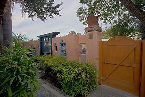 Les Artistes Inn