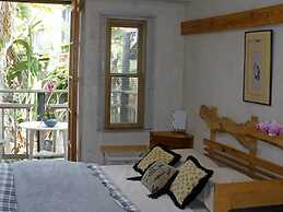 Les Artistes Inn