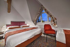 Maximilian Lifestyle Resort
