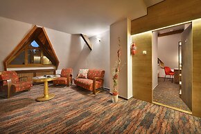 Maximilian Lifestyle Resort