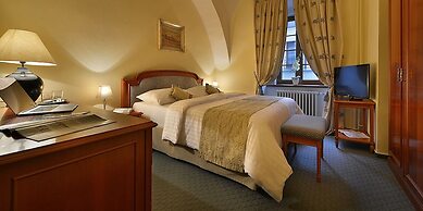 Maximilian Lifestyle Resort