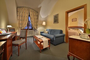 Maximilian Lifestyle Resort
