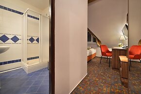 Maximilian Lifestyle Resort