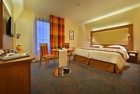 Maximilian Lifestyle Resort
