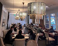 Cow Hollow Inn & Suites
