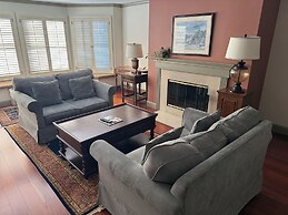 Cow Hollow Inn & Suites