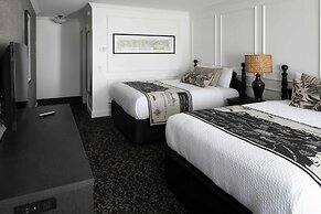 Cow Hollow Inn & Suites