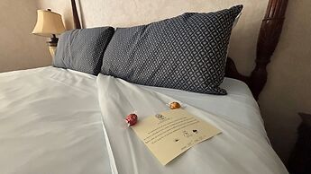 Cow Hollow Inn & Suites