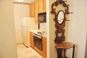 Cow Hollow Inn & Suites