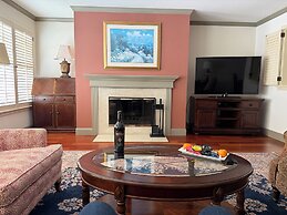 Cow Hollow Inn & Suites