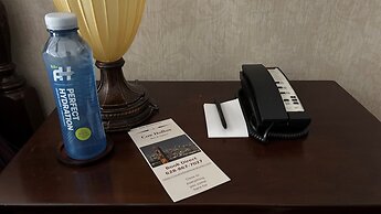 Cow Hollow Inn & Suites