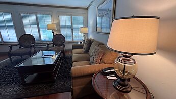 Cow Hollow Inn & Suites