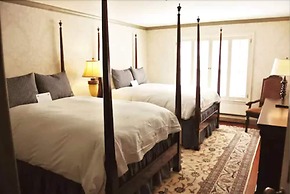 Cow Hollow Inn & Suites