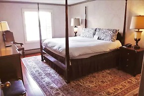 Cow Hollow Inn & Suites