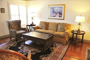 Cow Hollow Inn & Suites