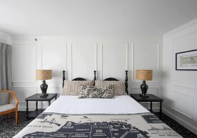 Cow Hollow Inn & Suites