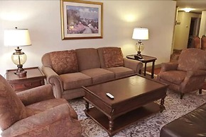 Cow Hollow Inn & Suites