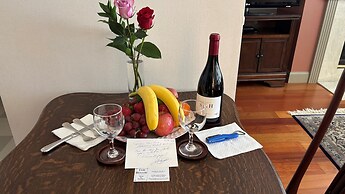 Cow Hollow Inn & Suites