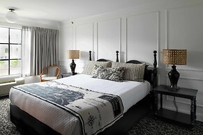 Cow Hollow Inn & Suites