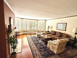 Cow Hollow Inn & Suites