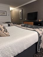 Cow Hollow Inn & Suites