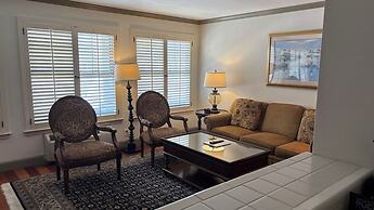 Cow Hollow Inn & Suites