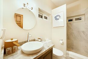 Ray Caye Private Island Resort