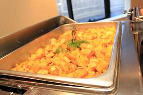 Cherry Maryski Hotel