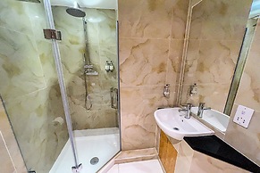 Royal Athenaeum Suites