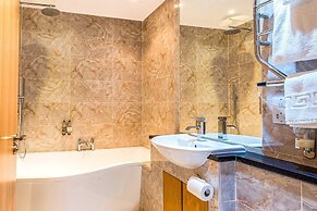 Royal Athenaeum Suites