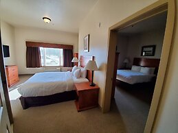 Clarion Hotel & Suites