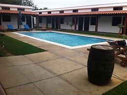 Machele' s Place Beachside Hotel & Pool