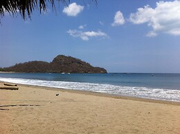 Machele' s Place Beachside Hotel & Pool