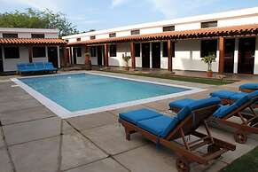 Machele' s Place Beachside Hotel & Pool