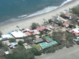 Machele' s Place Beachside Hotel & Pool