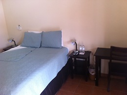 Machele' s Place Beachside Hotel & Pool