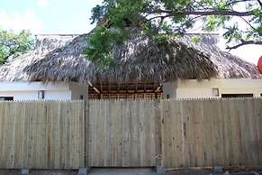 Machele' s Place Beachside Hotel & Pool