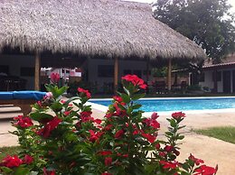 Machele' s Place Beachside Hotel & Pool