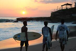 Machele' s Place Beachside Hotel & Pool