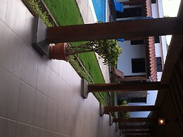 Machele' s Place Beachside Hotel & Pool