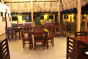 Machele' s Place Beachside Hotel & Pool