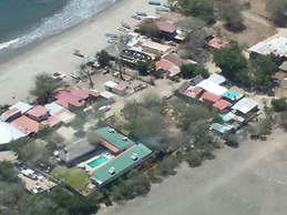 Machele' s Place Beachside Hotel & Pool