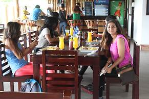 Machele' s Place Beachside Hotel & Pool