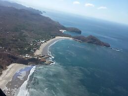 Machele' s Place Beachside Hotel & Pool