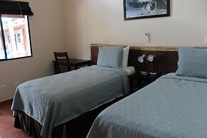 Machele' s Place Beachside Hotel & Pool