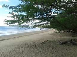 Machele' s Place Beachside Hotel & Pool