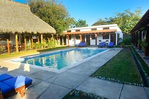 Machele' s Place Beachside Hotel & Pool