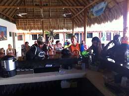 Machele' s Place Beachside Hotel & Pool